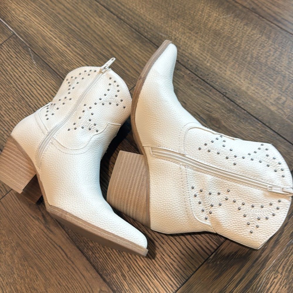 Universal Thread Women's White and Cream Boots 6.5 - Picture 7 of 8